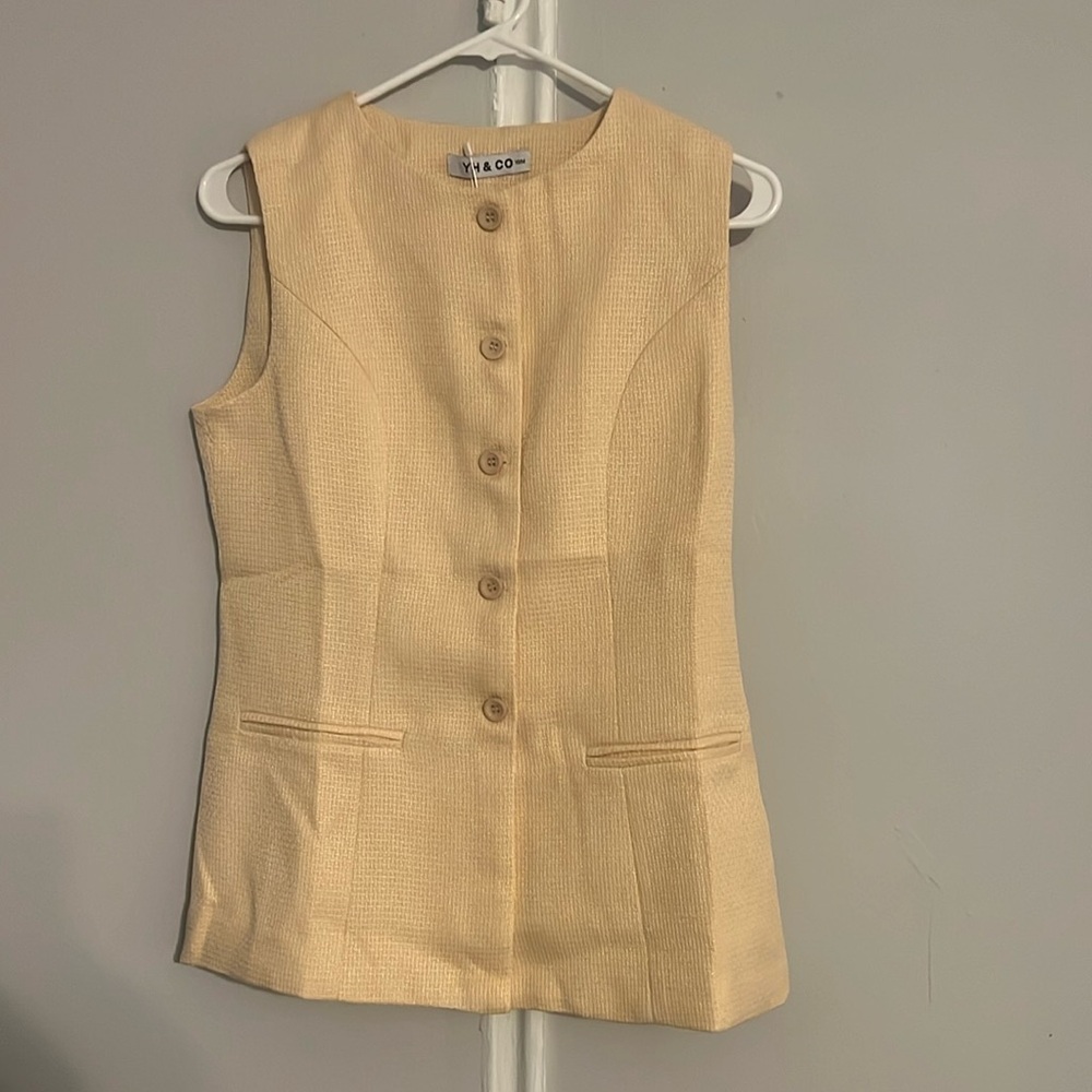NWT Sleeveless vest